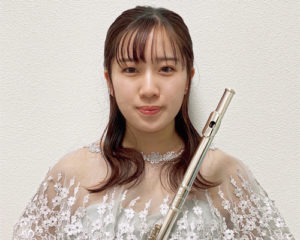 フルート奏者 甲斐円香。山田明子、脇坂みどりの各氏に師事。福岡教育大学 中等教育教員養成課程 音楽専攻。