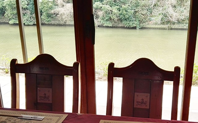 ハイポーから見える西郷川。食事を楽しみながら自然を満喫できます